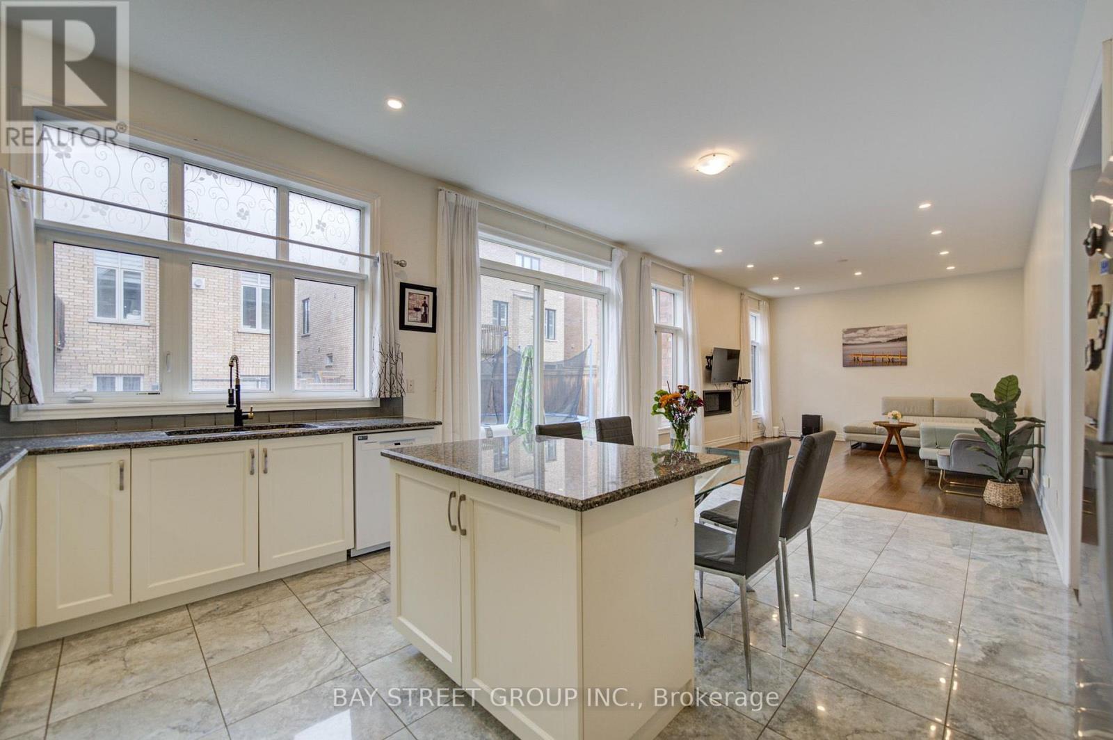 30 Ben Sinclair Avenue, East Gwillimbury, ON photo 13
