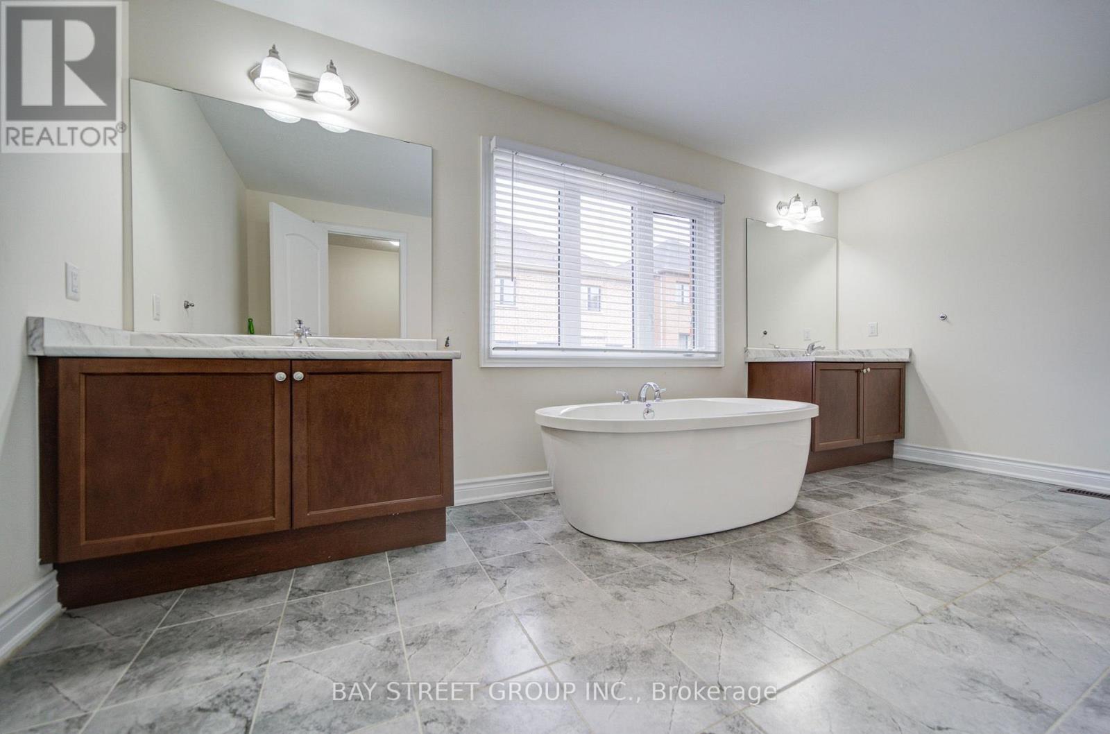 30 Ben Sinclair Avenue, East Gwillimbury, ON photo 26