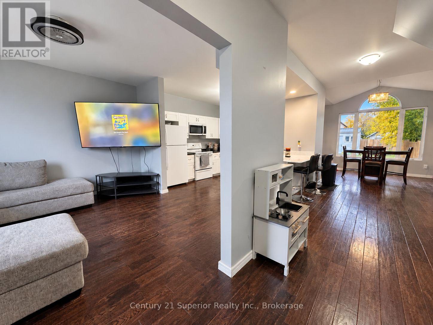 128 Bethune Street — photo 4