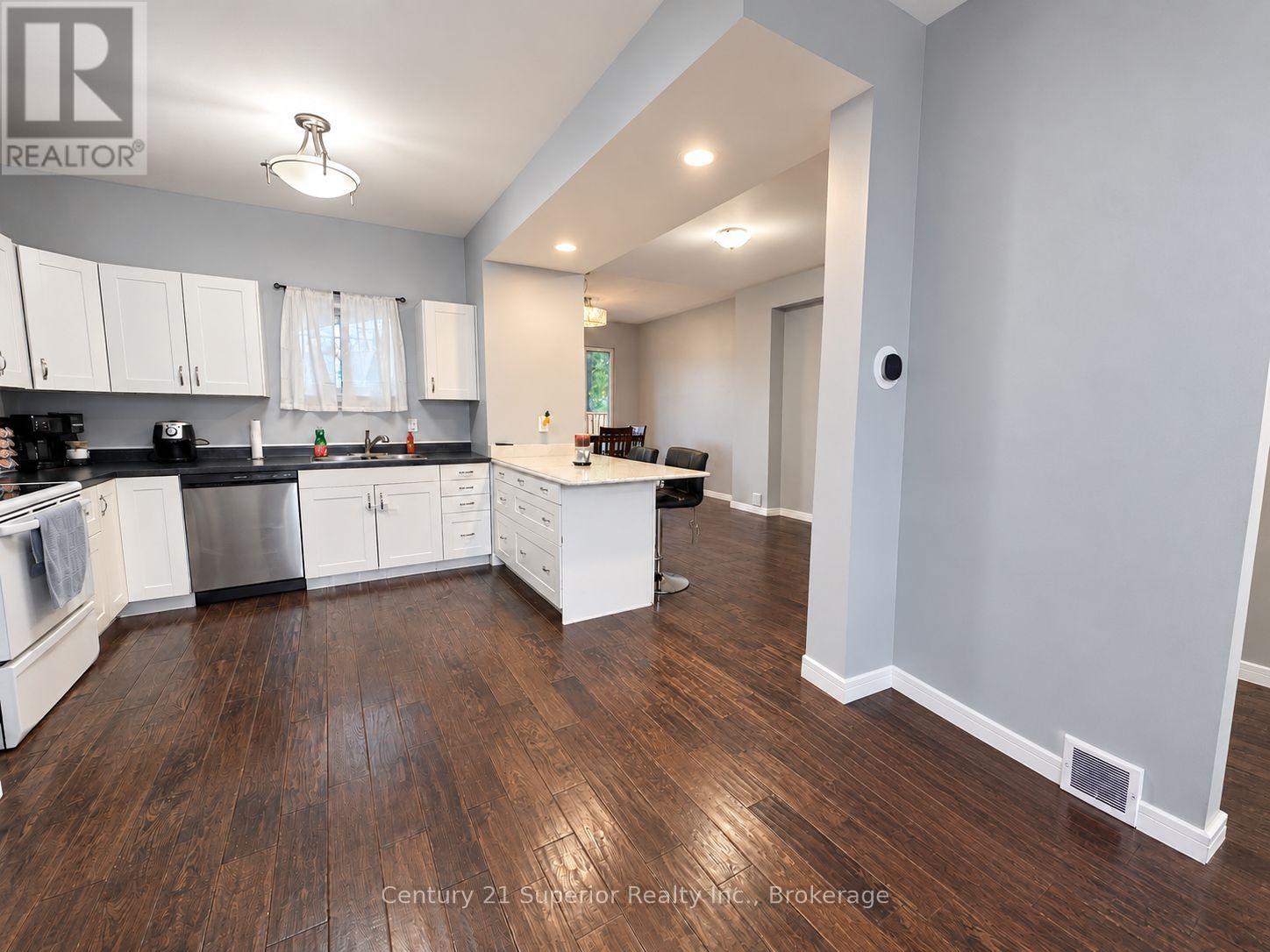 128 Bethune Street — photo 8