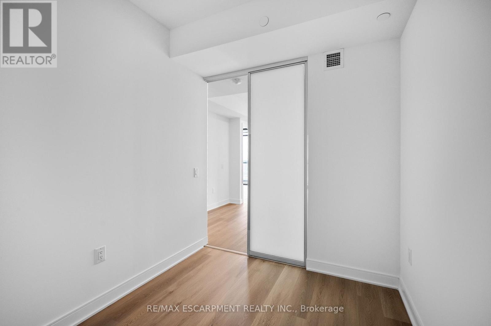 86 Dundas Street East — photo 11