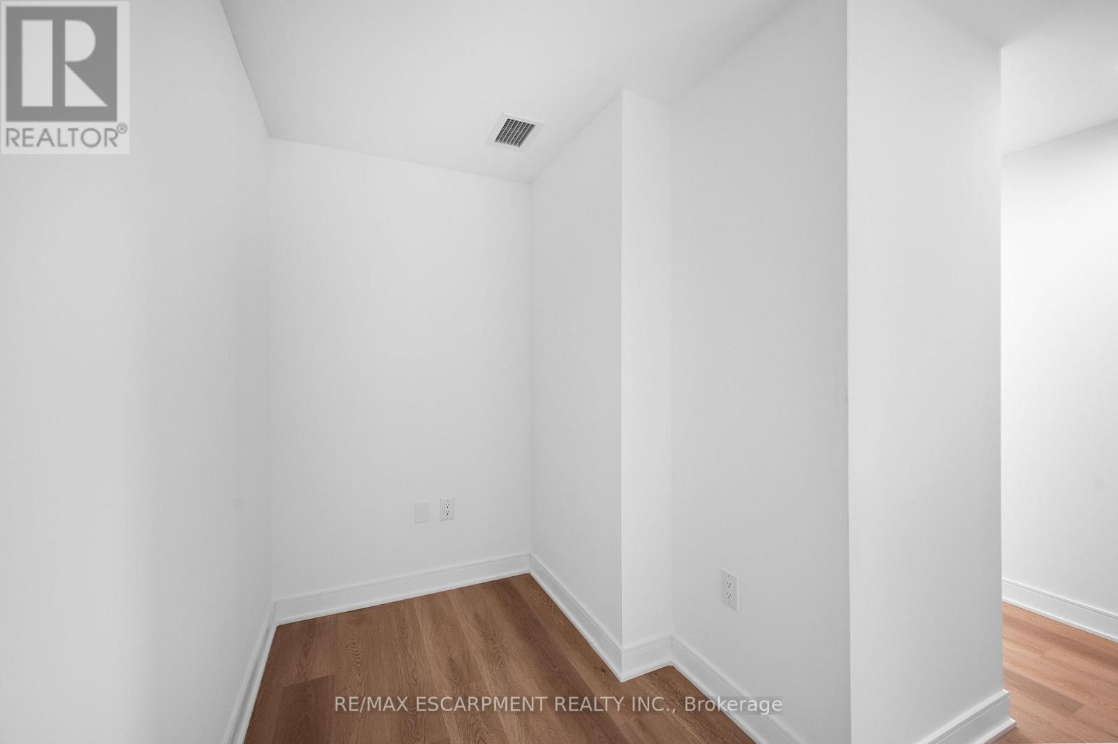 86 Dundas Street East — photo 14