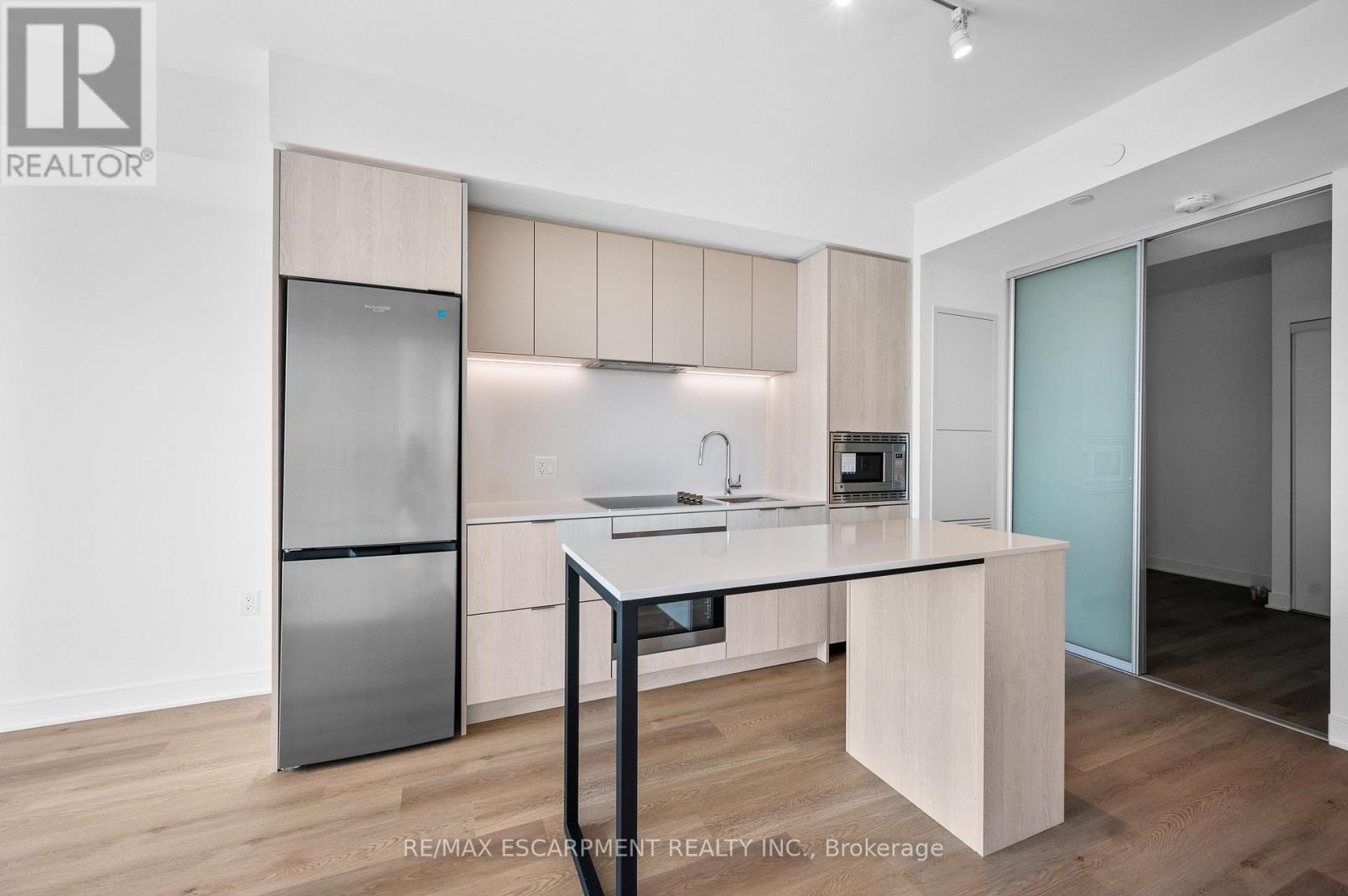 86 Dundas Street East — photo 4