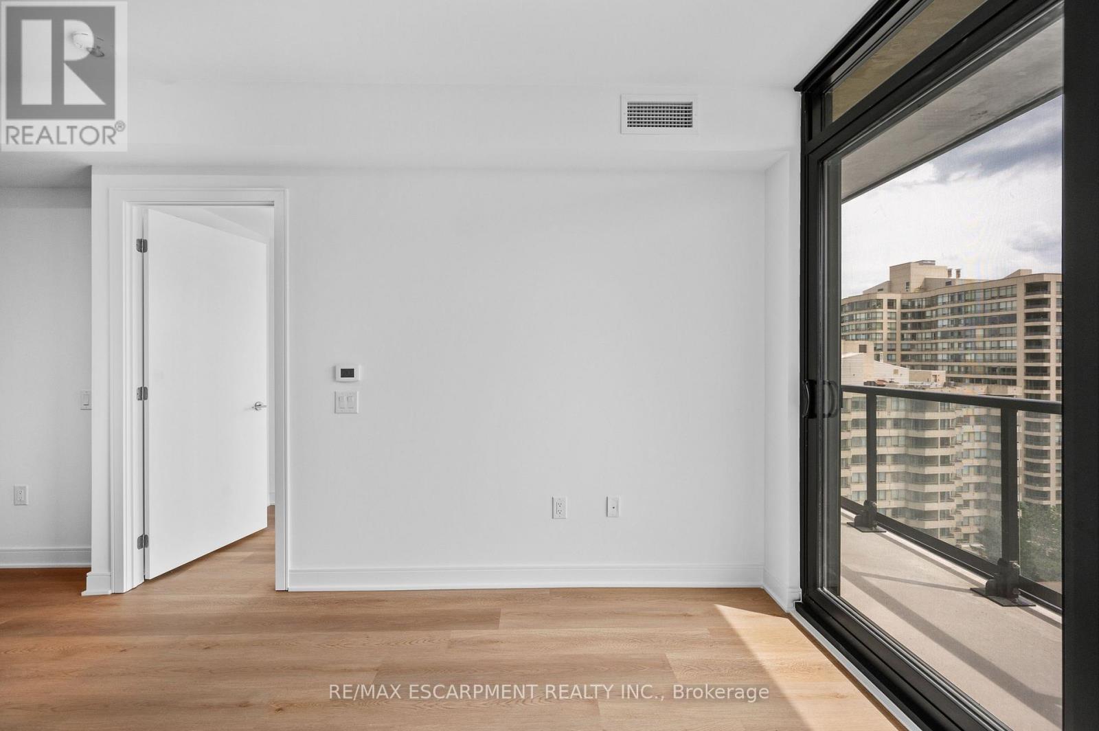 86 Dundas Street East — photo 7