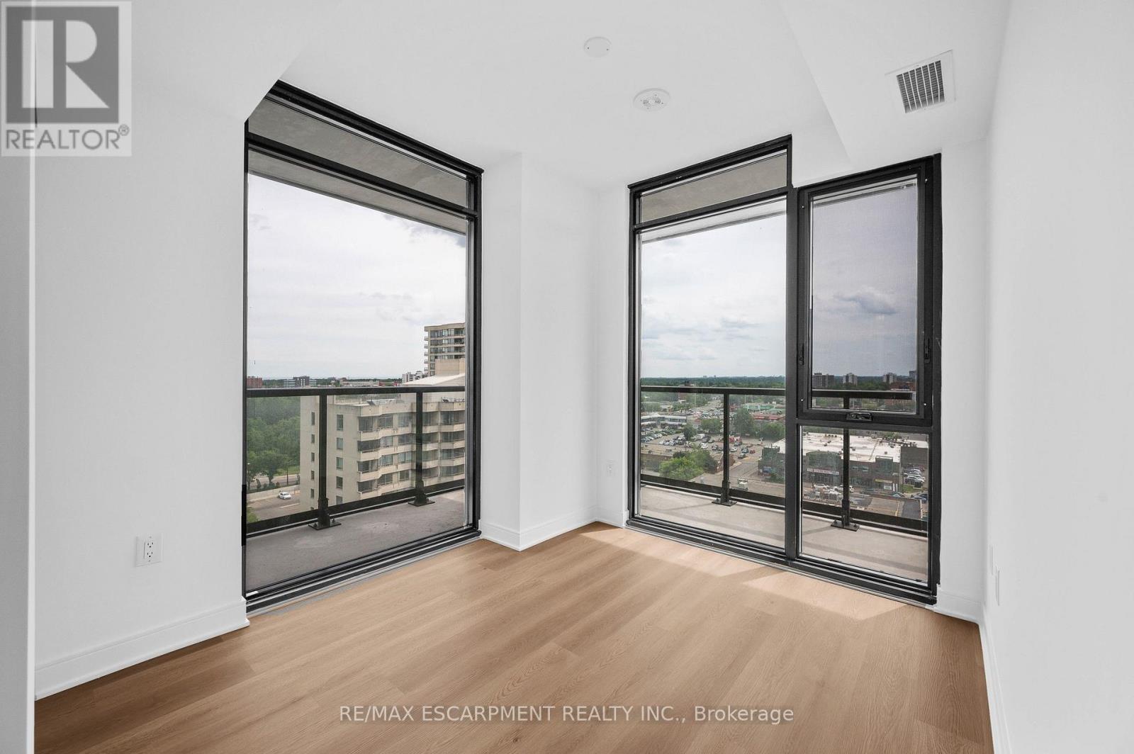 86 Dundas Street East — photo 8