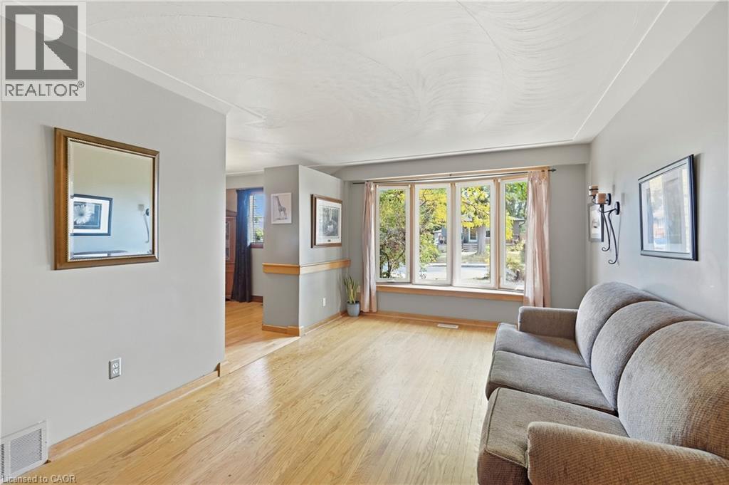 106 Victor Boulevard — photo 4