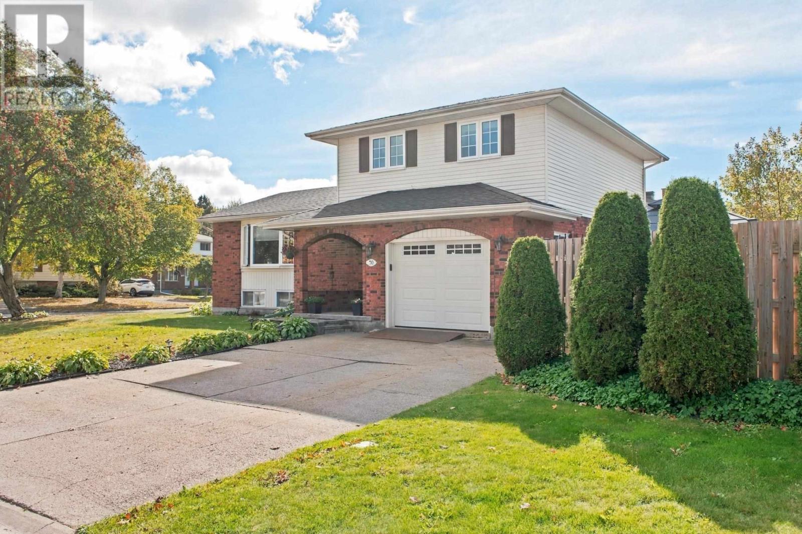 70 Country Club Pl