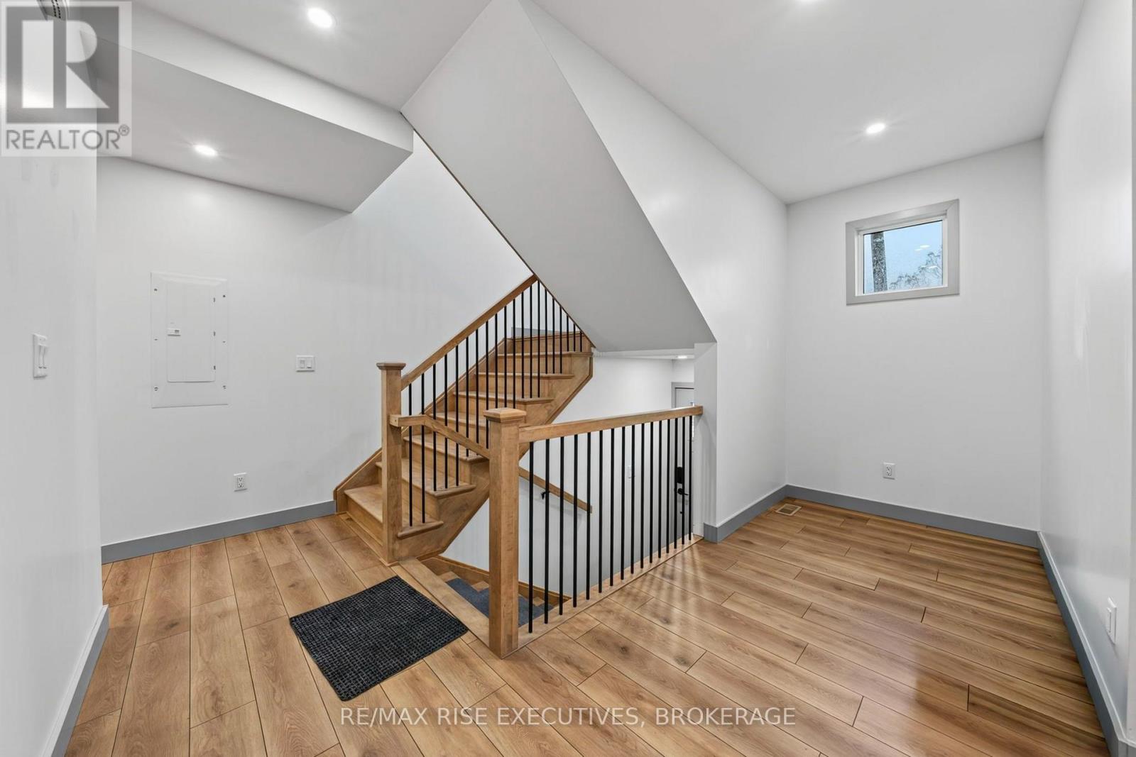 675 Collins Bay Road — photo 4