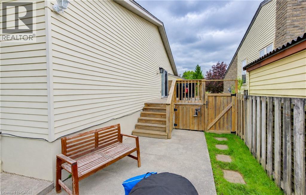 102 Toynbee Crescent — photo 37