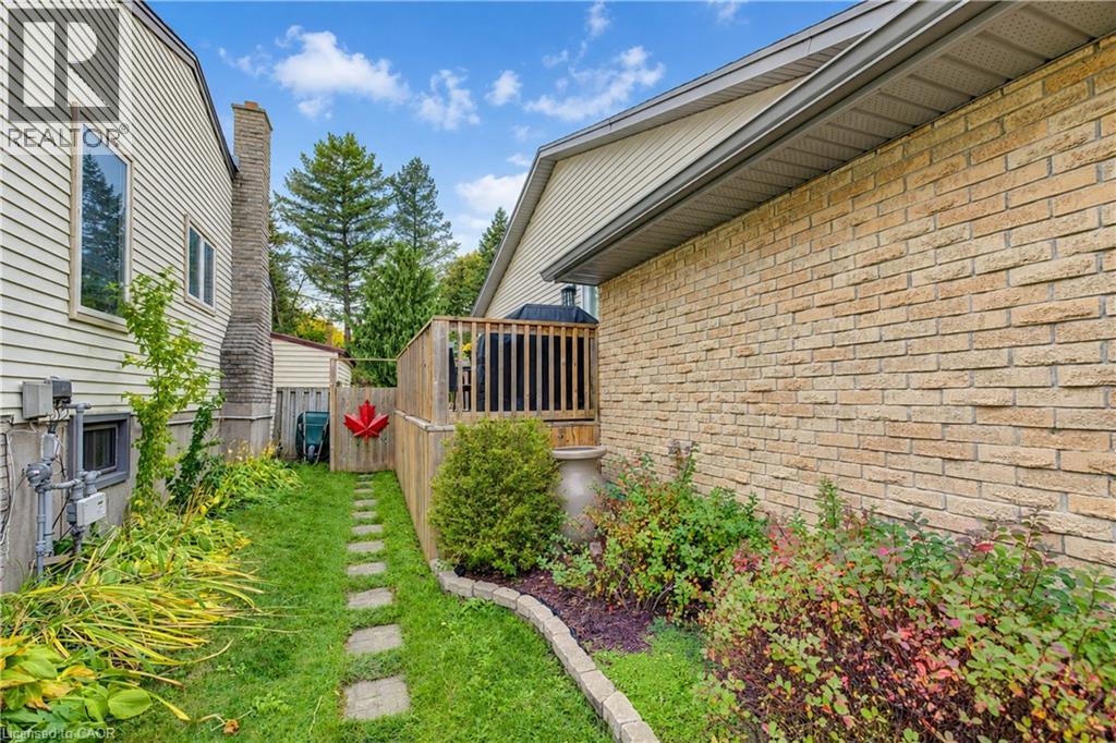 102 Toynbee Crescent — photo 39