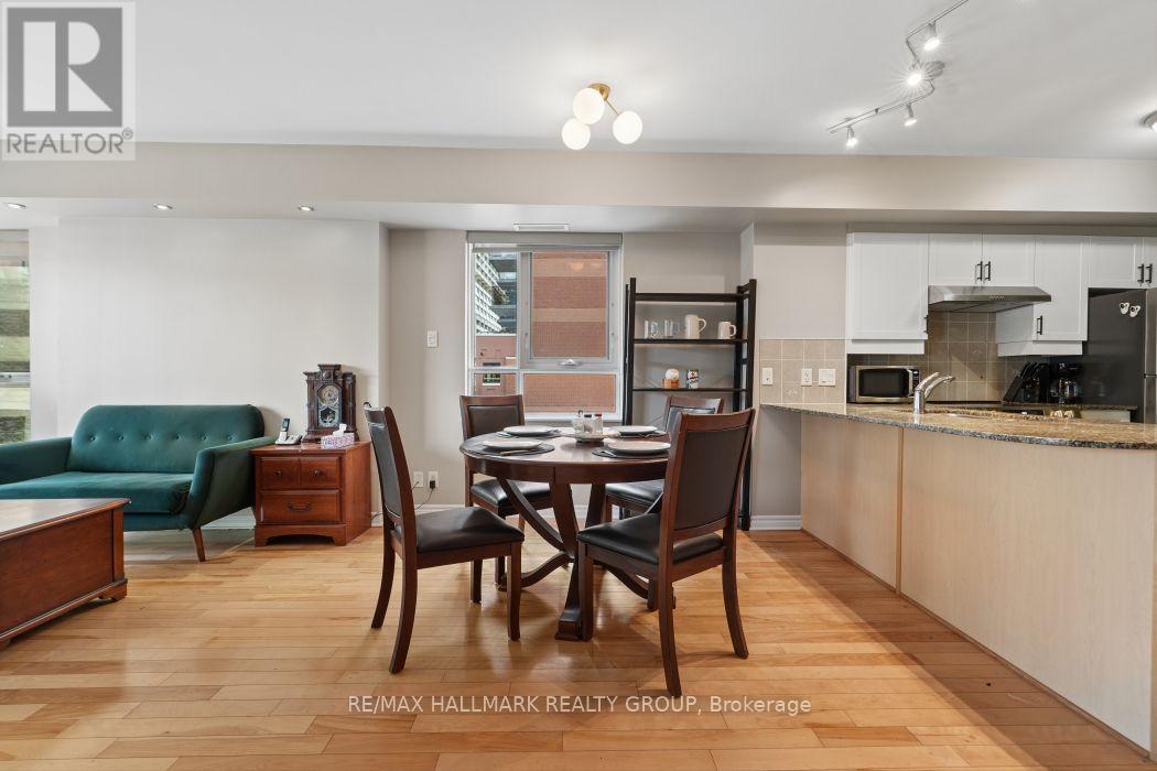 445 Laurier Avenue West — photo 17