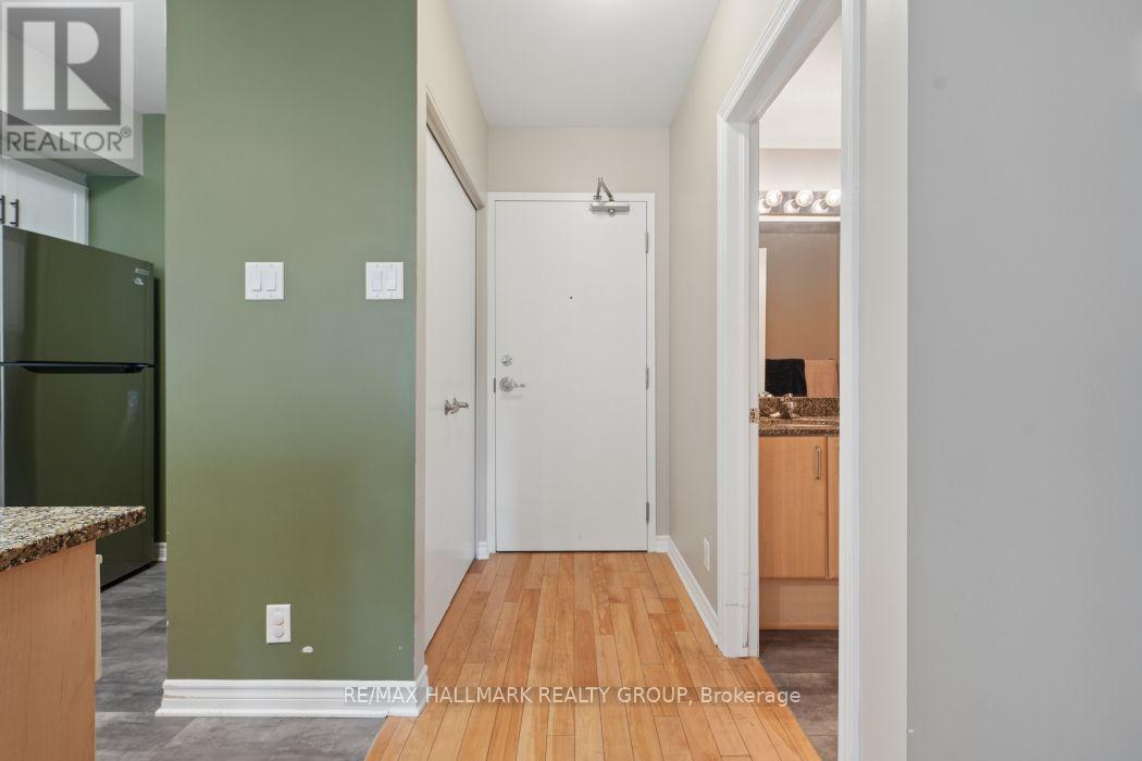 445 Laurier Avenue West — photo 4