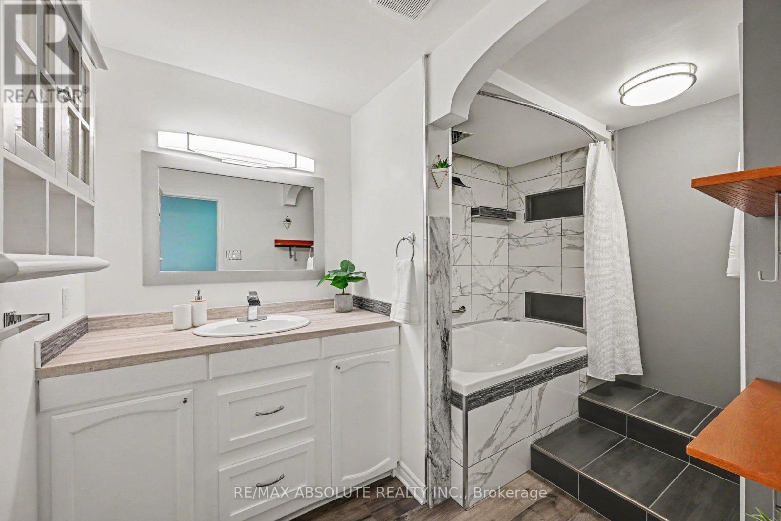 13 Spruce Crescent — photo 17