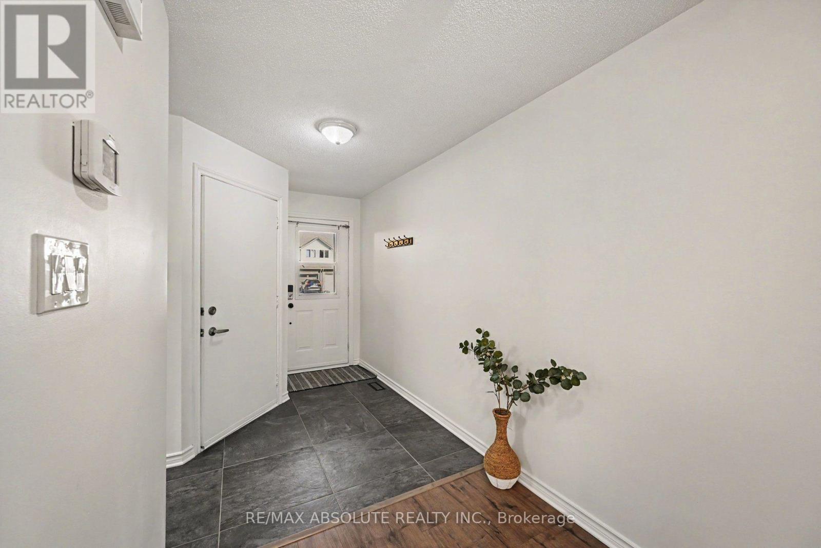 13 Spruce Crescent — photo 2
