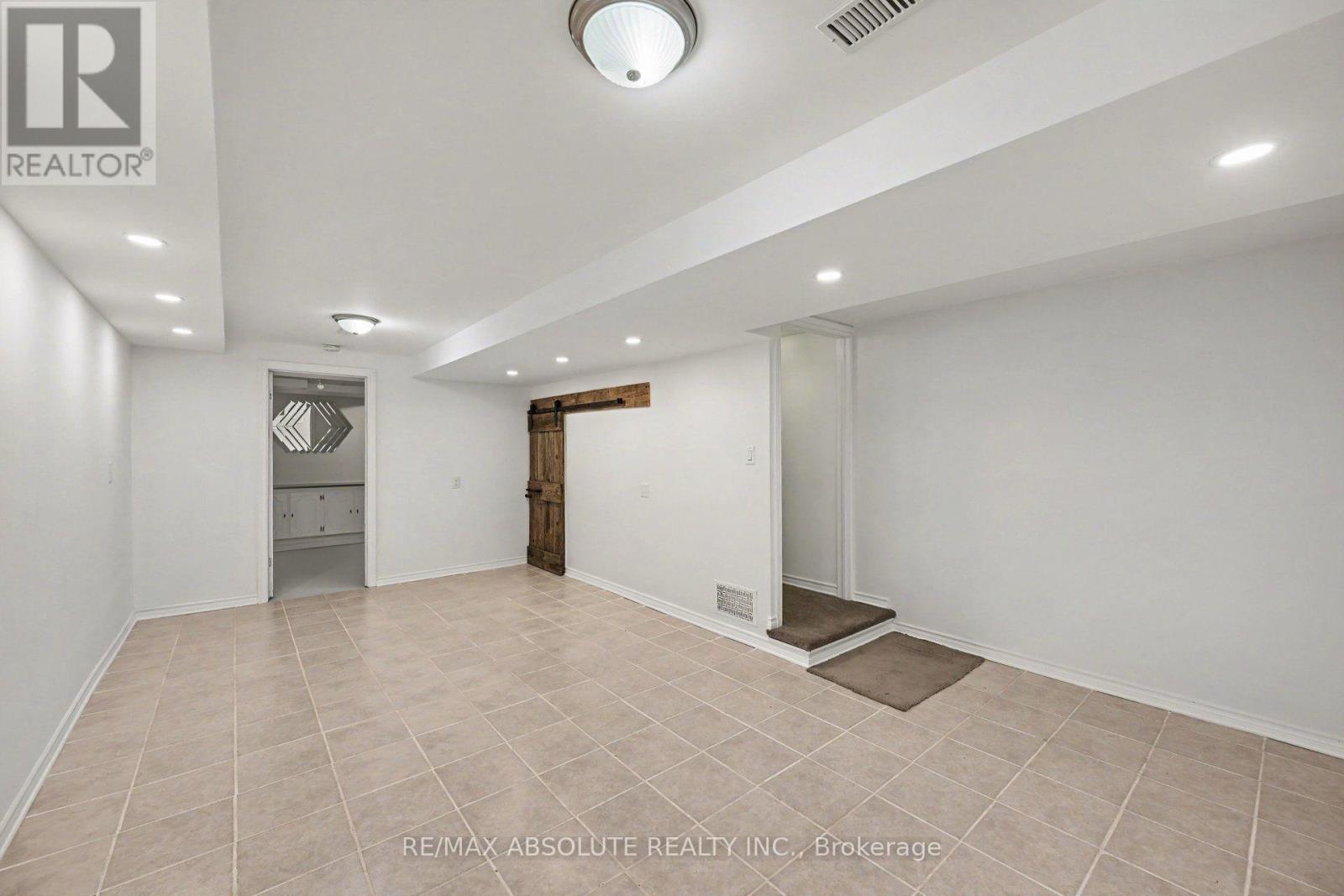 13 Spruce Crescent — photo 23