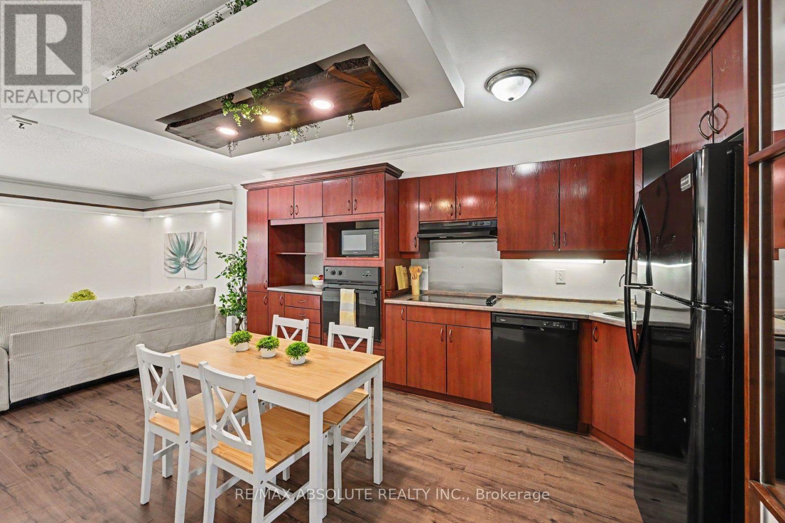 13 Spruce Crescent — photo 3