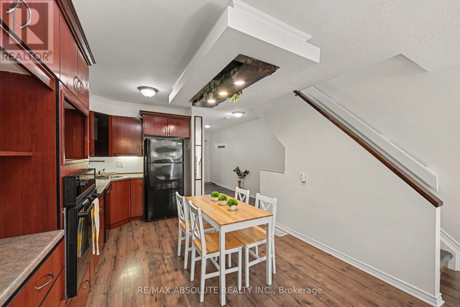 13 Spruce Crescent — photo 4