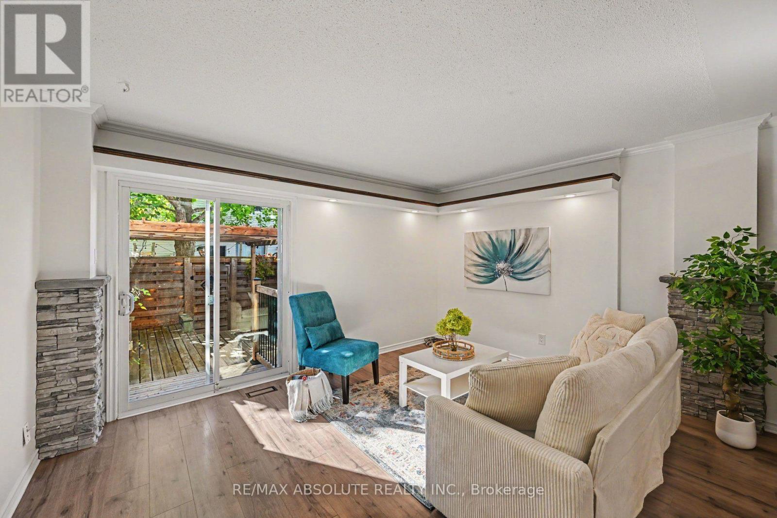 13 Spruce Crescent — photo 7