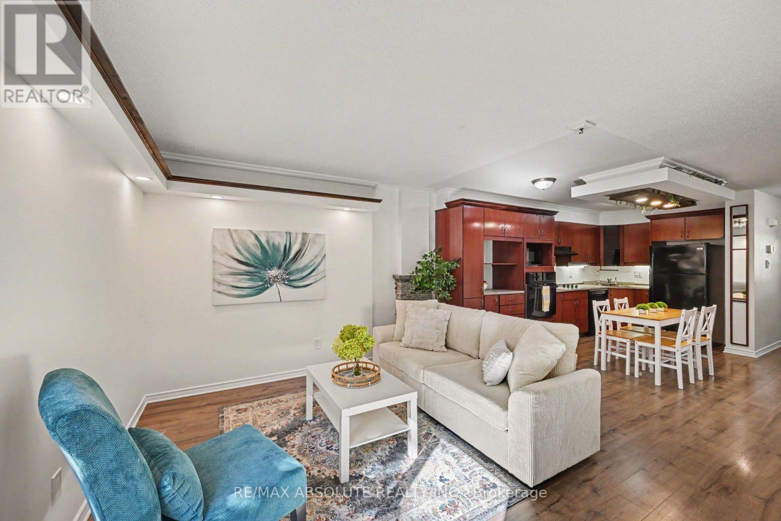 13 Spruce Crescent — photo 8