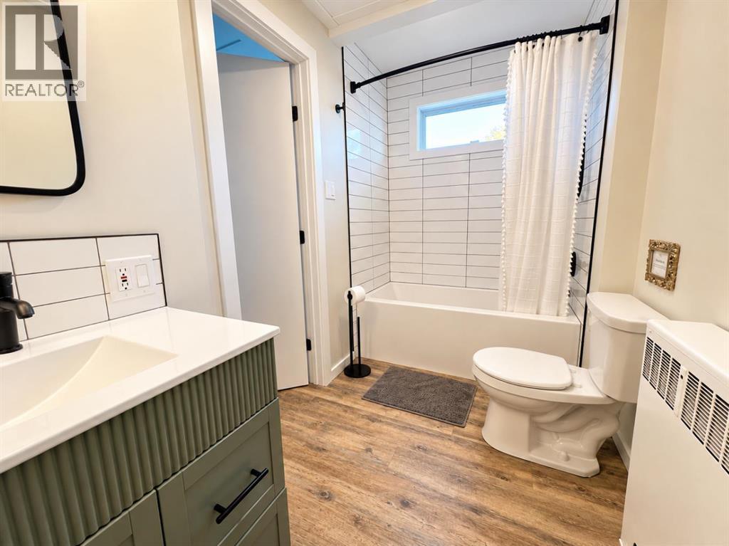320 4 Avenue W - 10