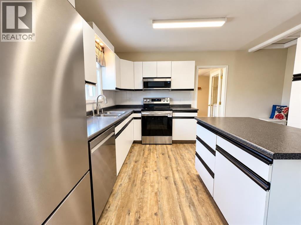 320 4 Avenue W - 6