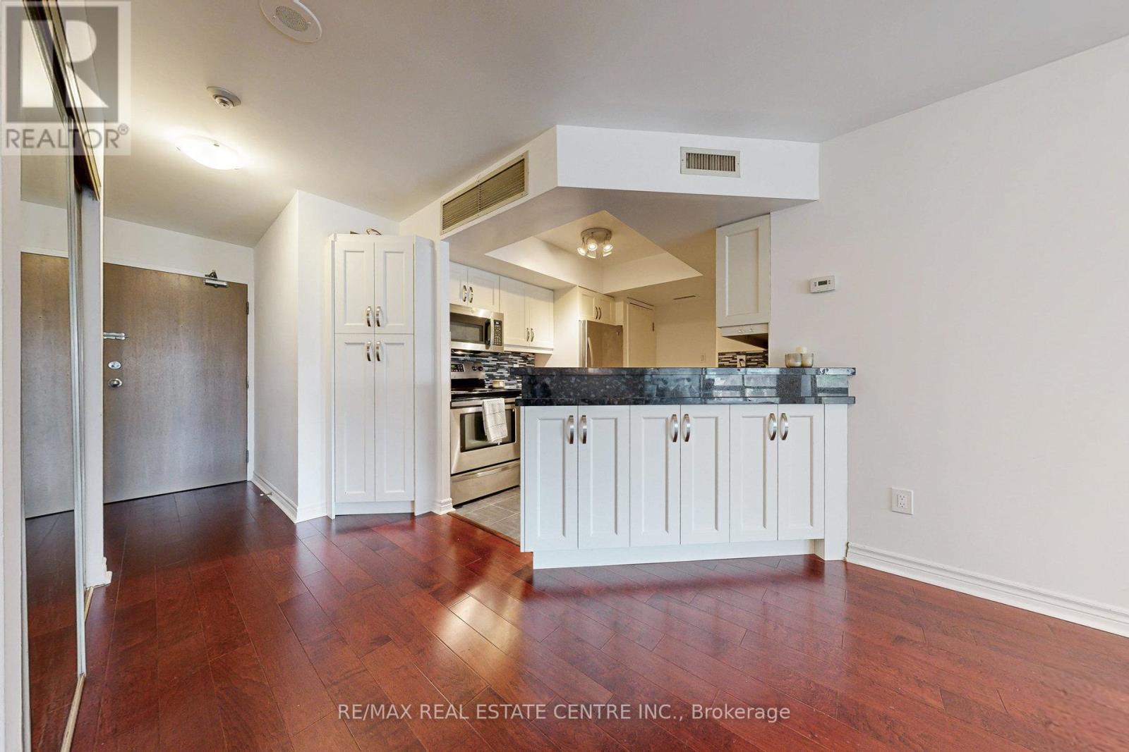1001 Bay Street — photo 13