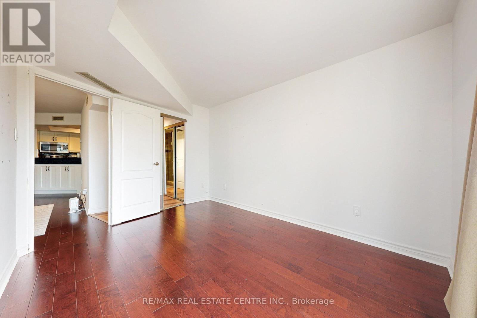 1001 Bay Street — photo 21