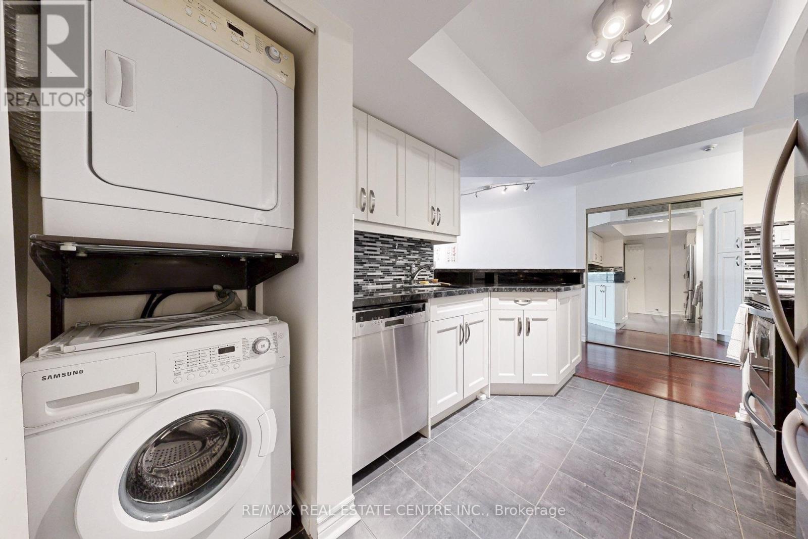 1001 Bay Street — photo 4