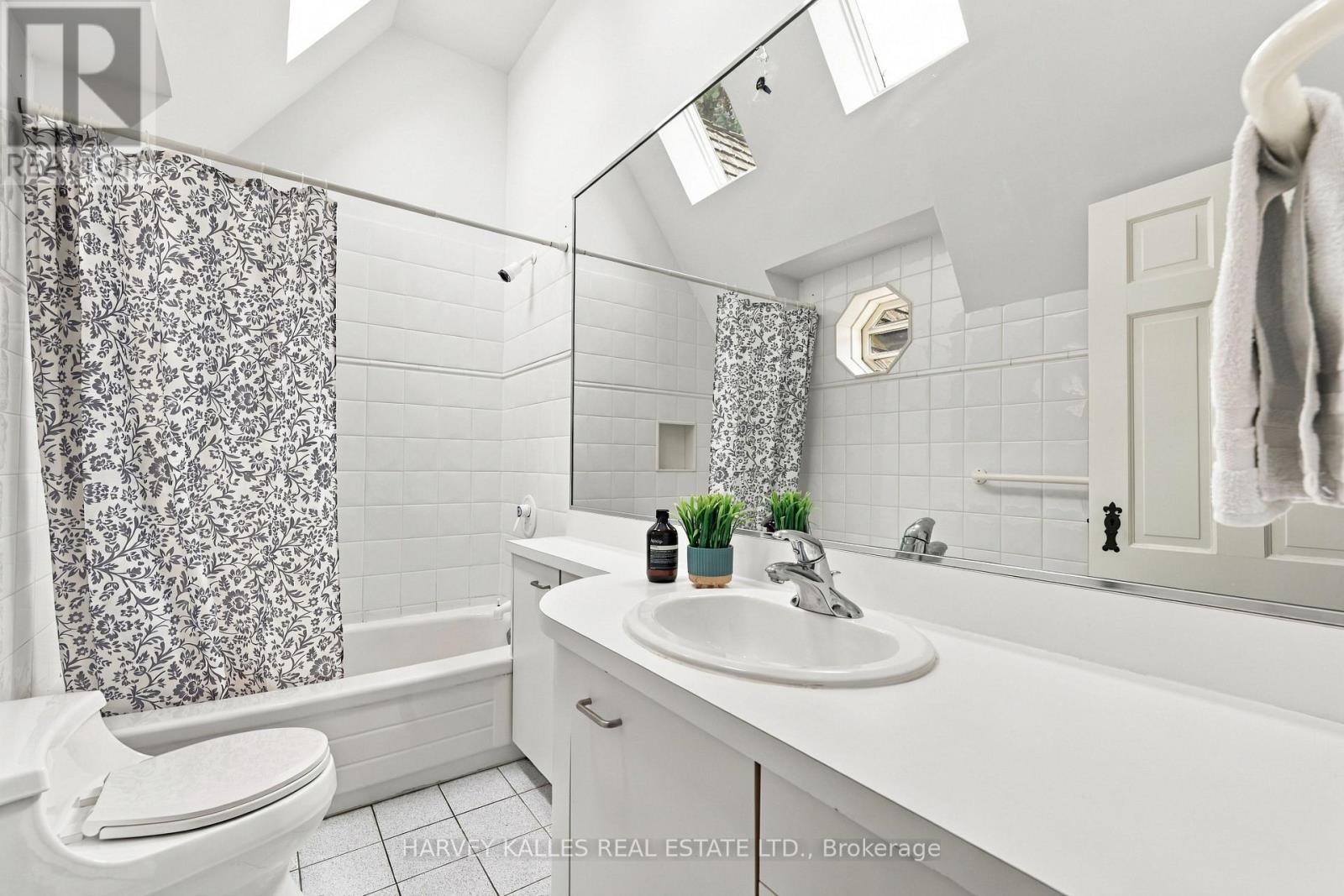 148 Strathallan Boulevard, Toronto, ON photo 34