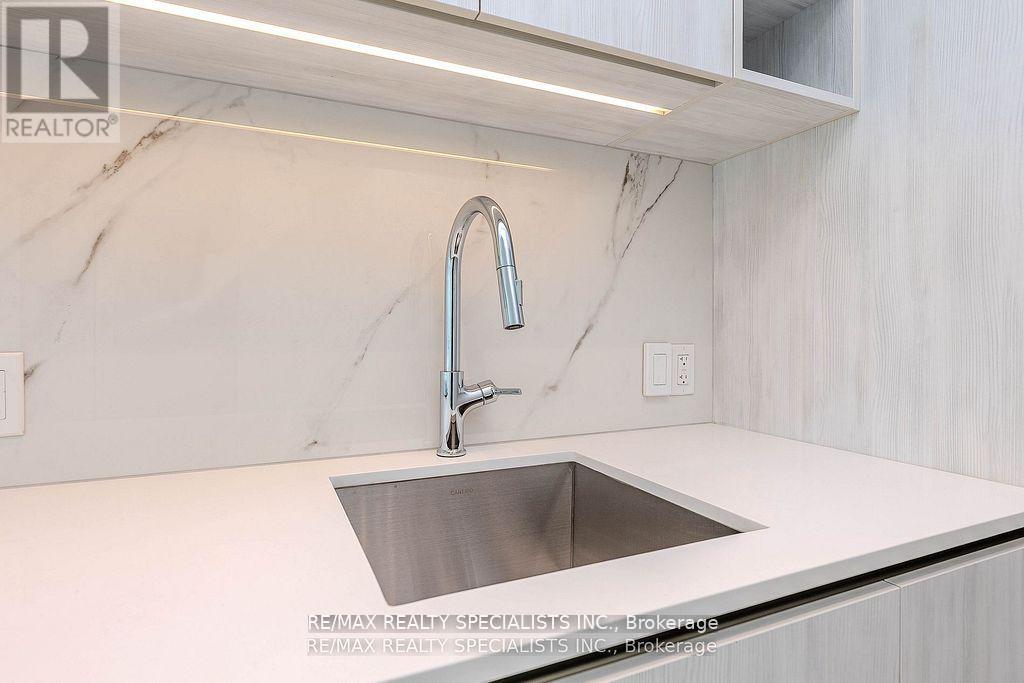 8 Wellesley Street West — photo 15