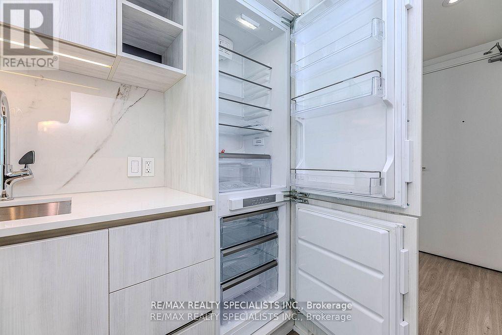8 Wellesley Street West — photo 16