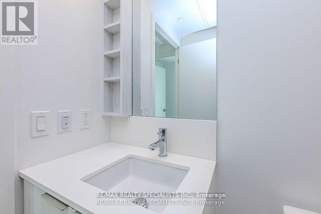 8 Wellesley Street West — photo 17