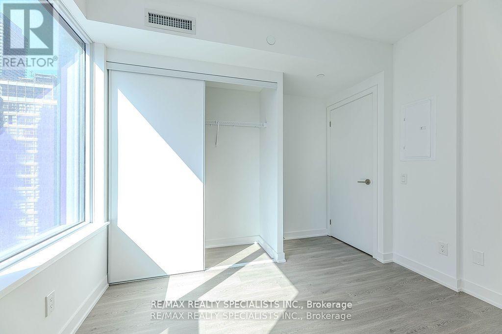8 Wellesley Street West — photo 19