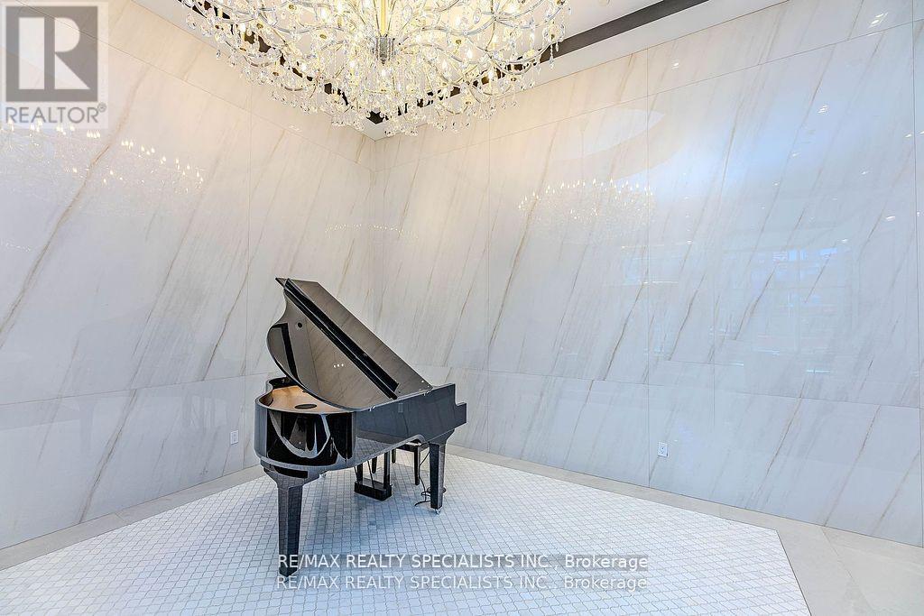 8 Wellesley Street West — photo 23