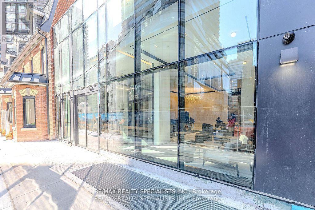 8 Wellesley Street West — photo 27