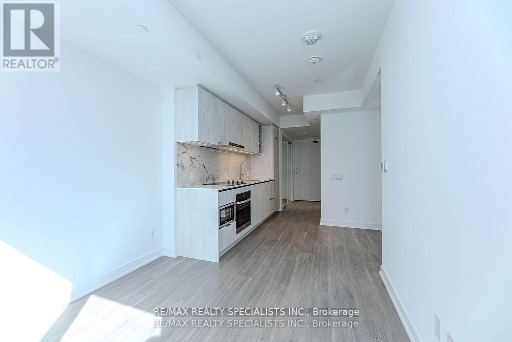 8 Wellesley Street West — photo 28