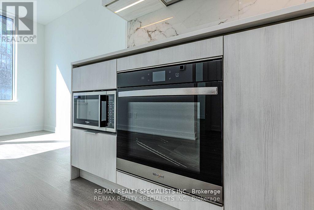 8 Wellesley Street West — photo 30