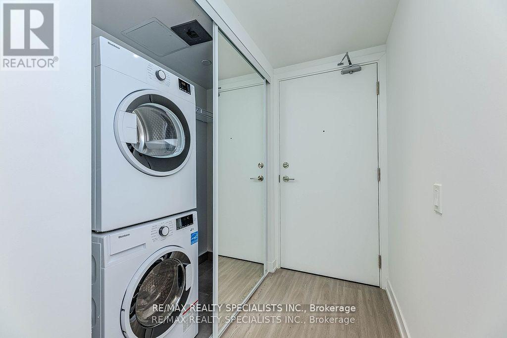 8 Wellesley Street West — photo 7