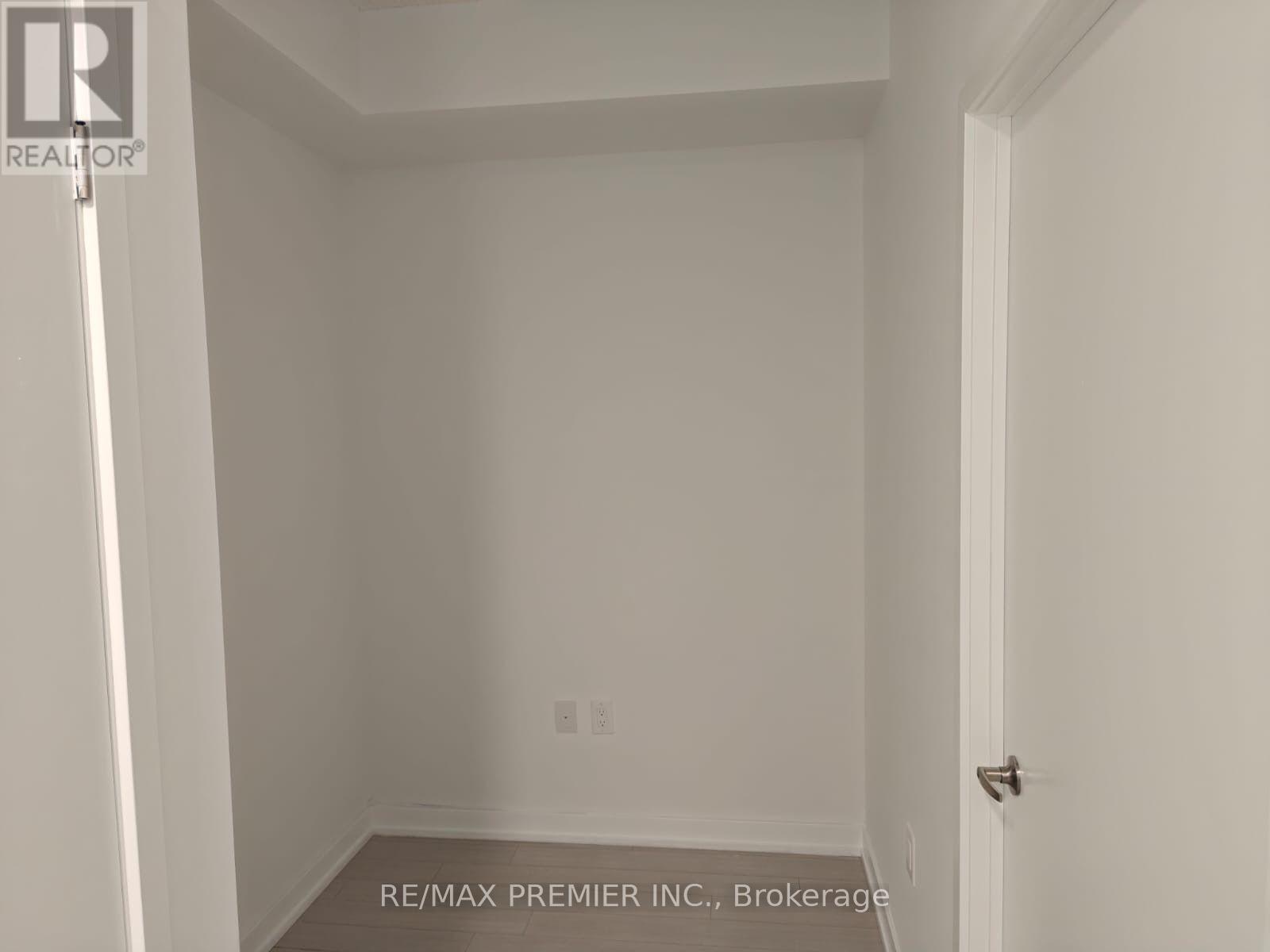 4010 Eglinton Avenue West — photo 11