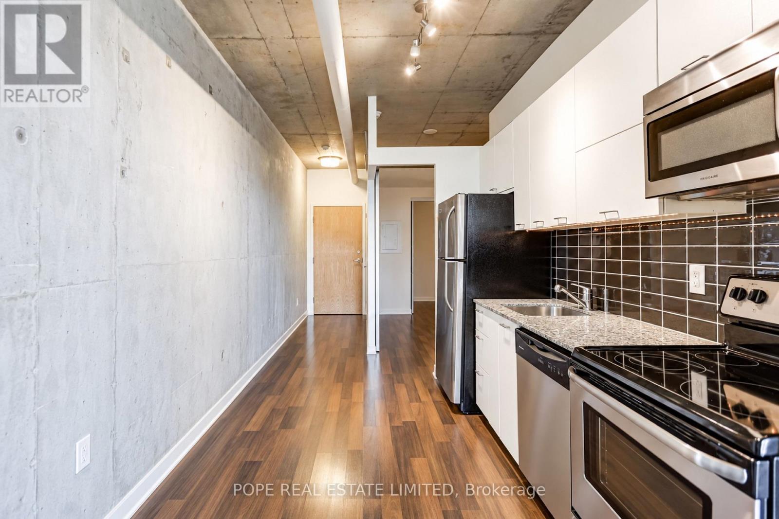 38 Joe Shuster Way — photo 24