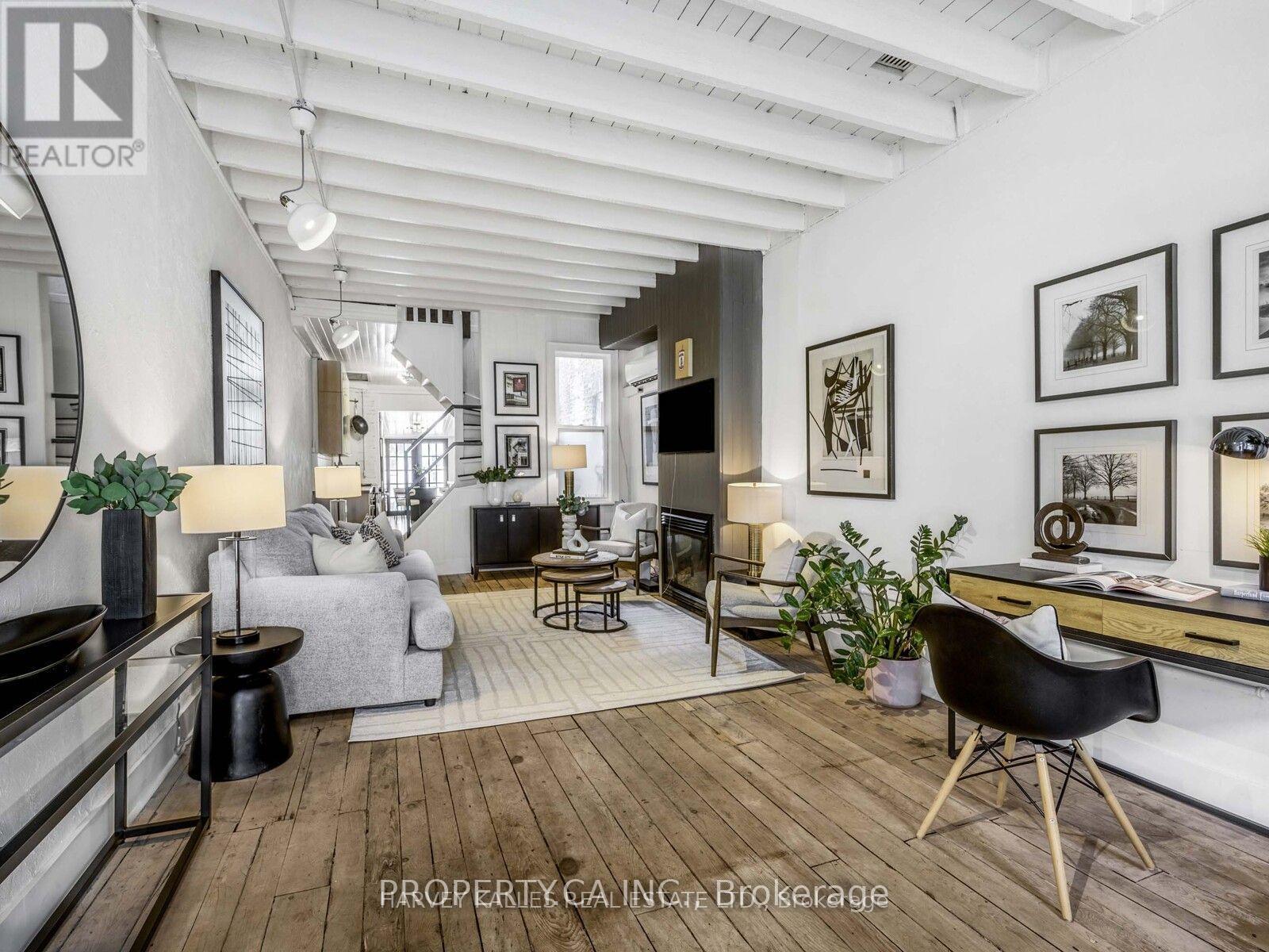 18 Saunders Avenue — photo 1
