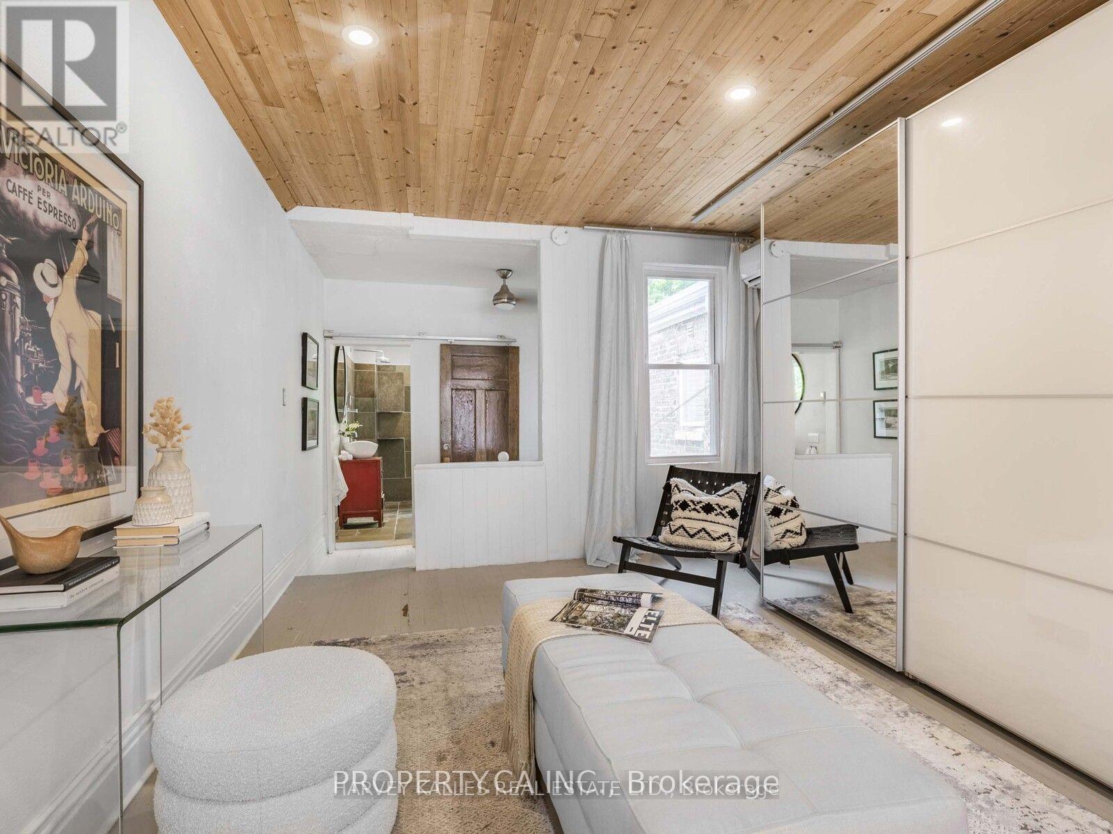 18 Saunders Avenue — photo 16