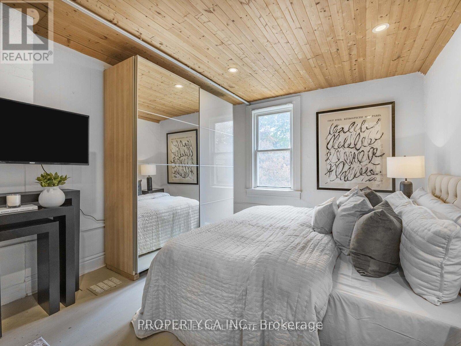 18 Saunders Avenue — photo 17