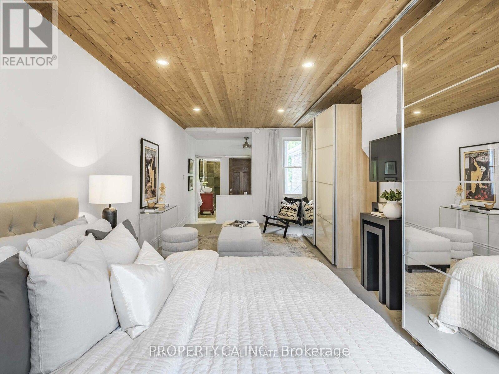 18 Saunders Avenue — photo 19