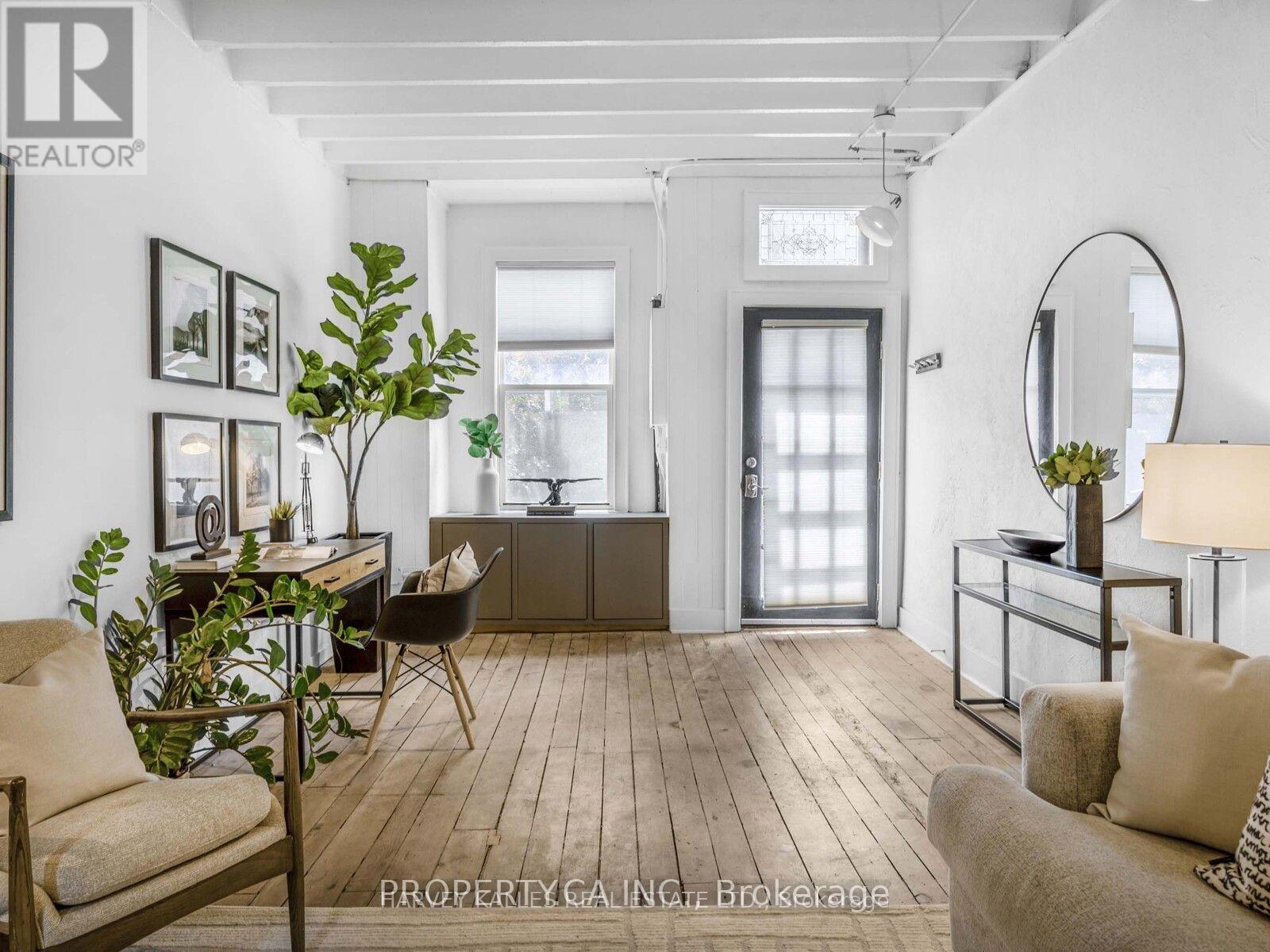 18 Saunders Avenue — photo 2