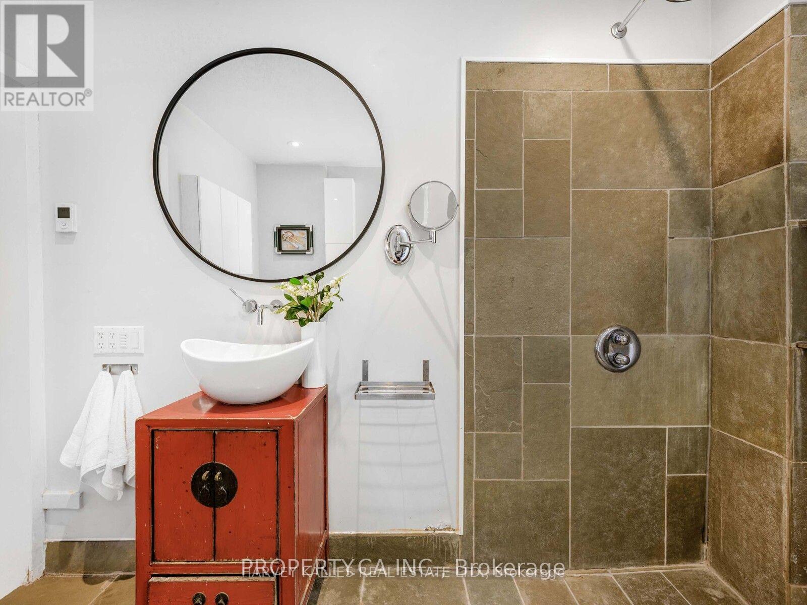 18 Saunders Avenue — photo 20