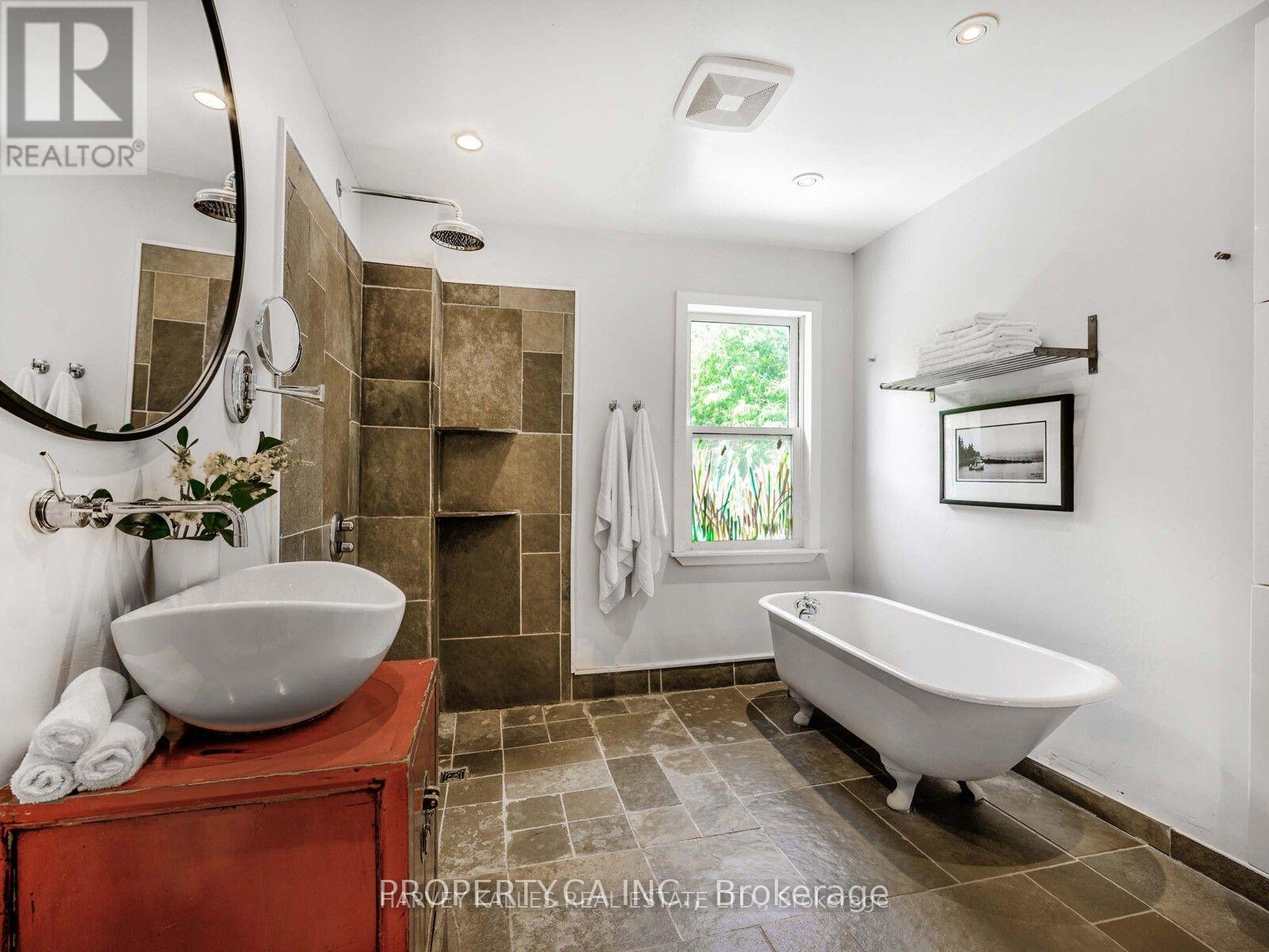 18 Saunders Avenue — photo 22