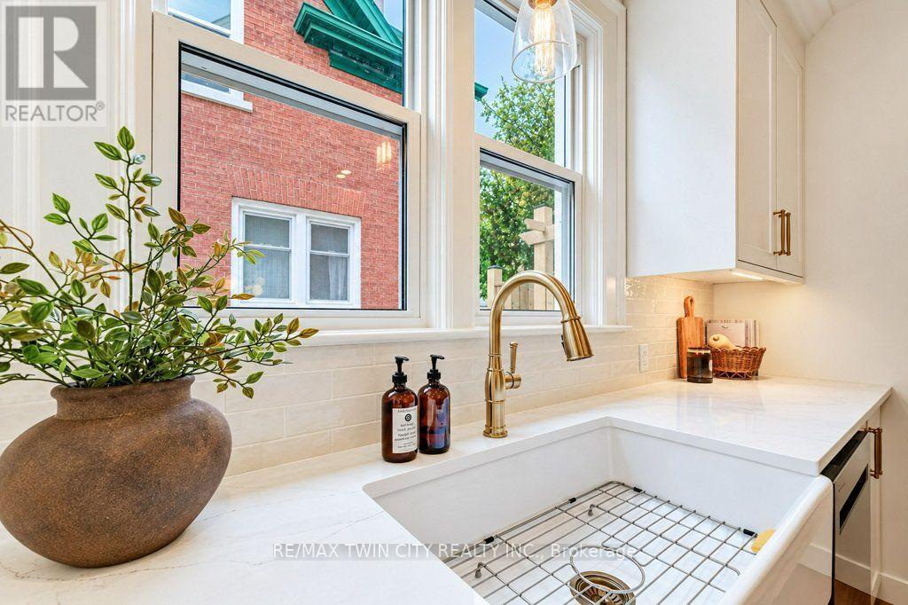 22 Whitney Place, Kitchener, ON photo 19