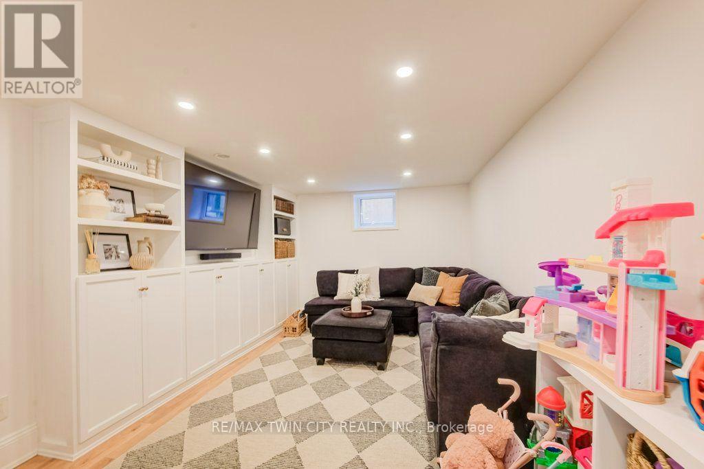 22 Whitney Place, Kitchener, ON photo 37