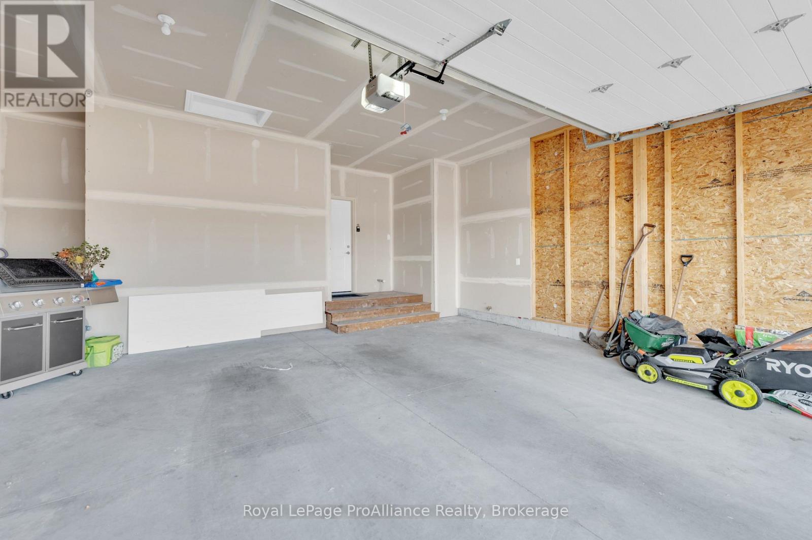 16 Lehtinen Crescent — photo 23
